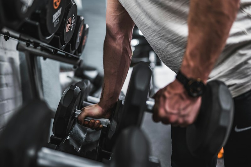 Illustrative photo of a strength trainer demonstrating proper form
